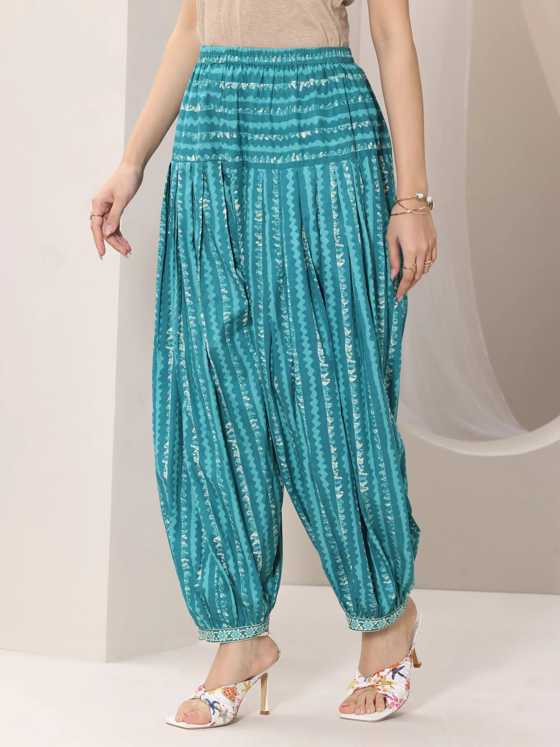 Women Teal Printed Cotton Straight Suit Set With Dupatta - Image 4