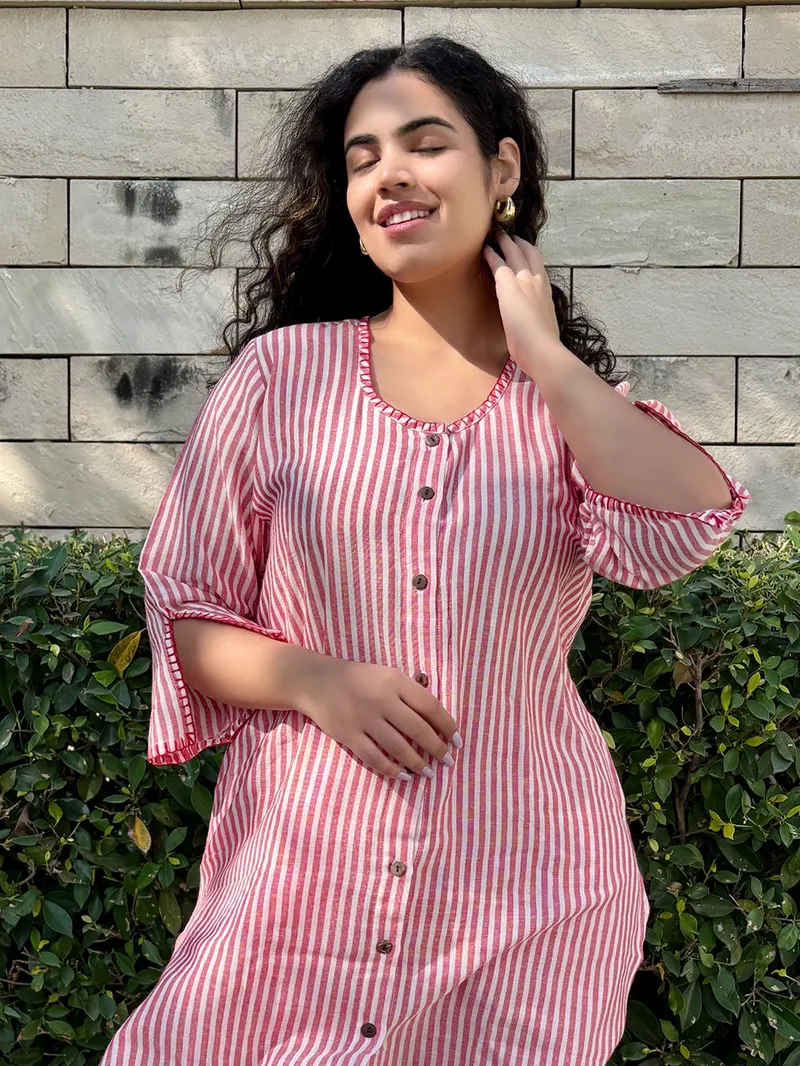 Women Red Striped Linen Kurta with Pants - Set - Image 4